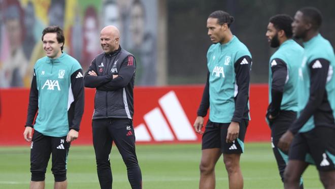 体育娱乐-法兰克福迎英超关键赛，今夜官宣签约，球迷炸锅，更衣室氛围转暖的简单介绍